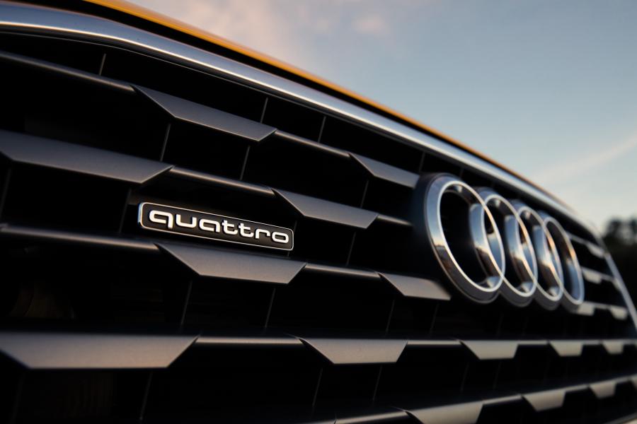 Логотип Audi Q2 TDI Quattro Sport 2017 года  (AU) (фото 5 из 23)